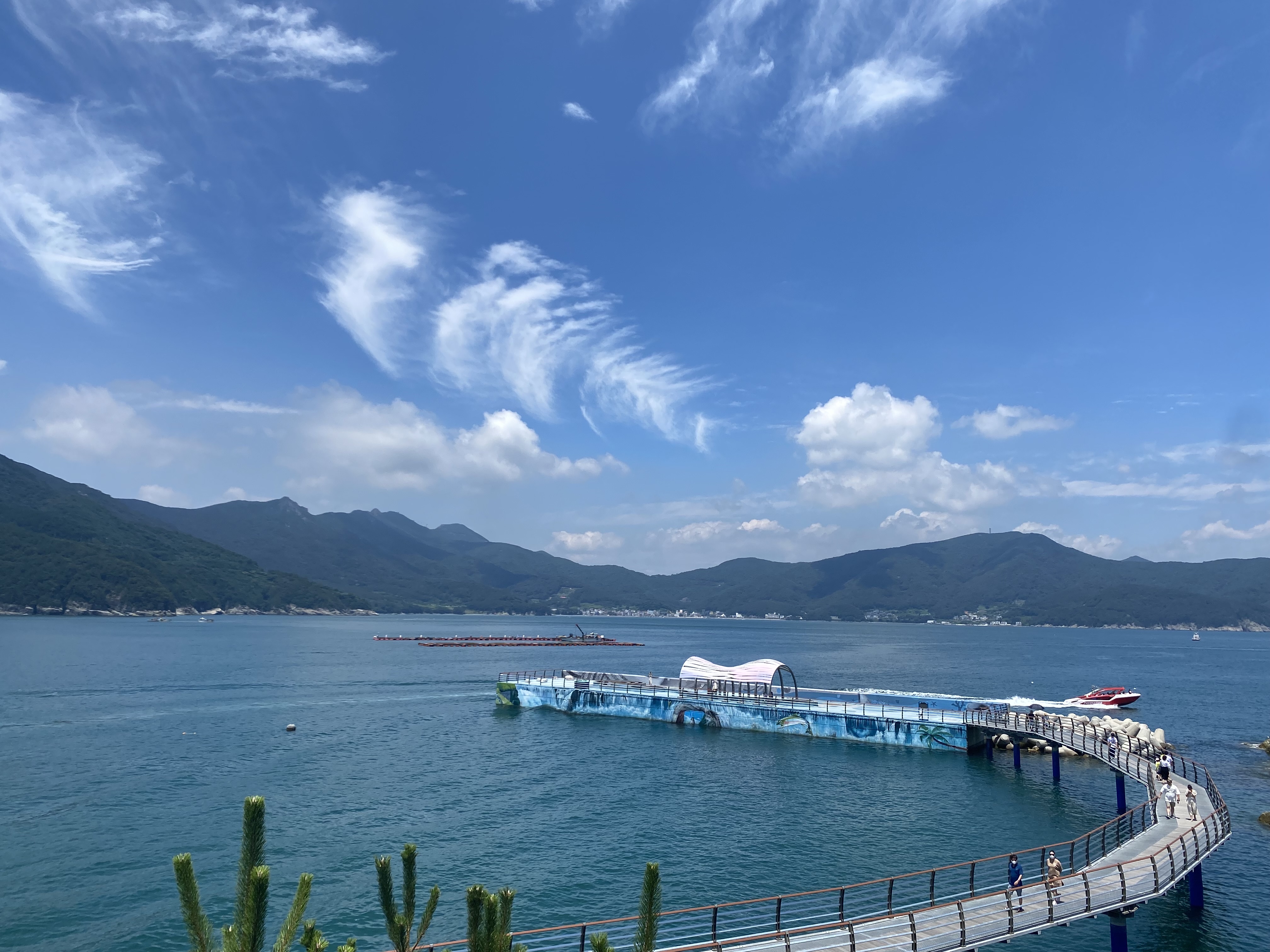 蓝天下的完整丘姿