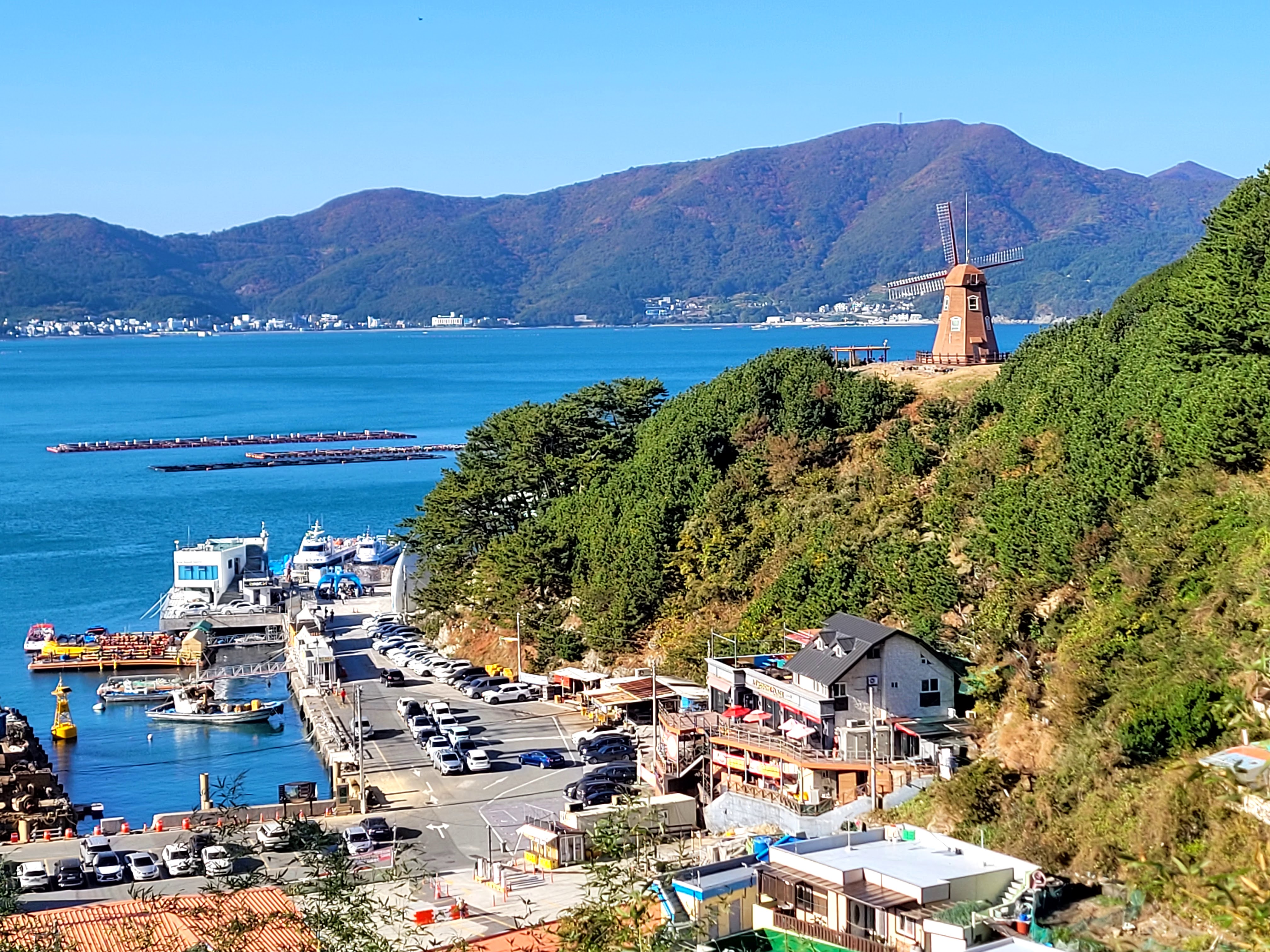 木栈道与海景同框